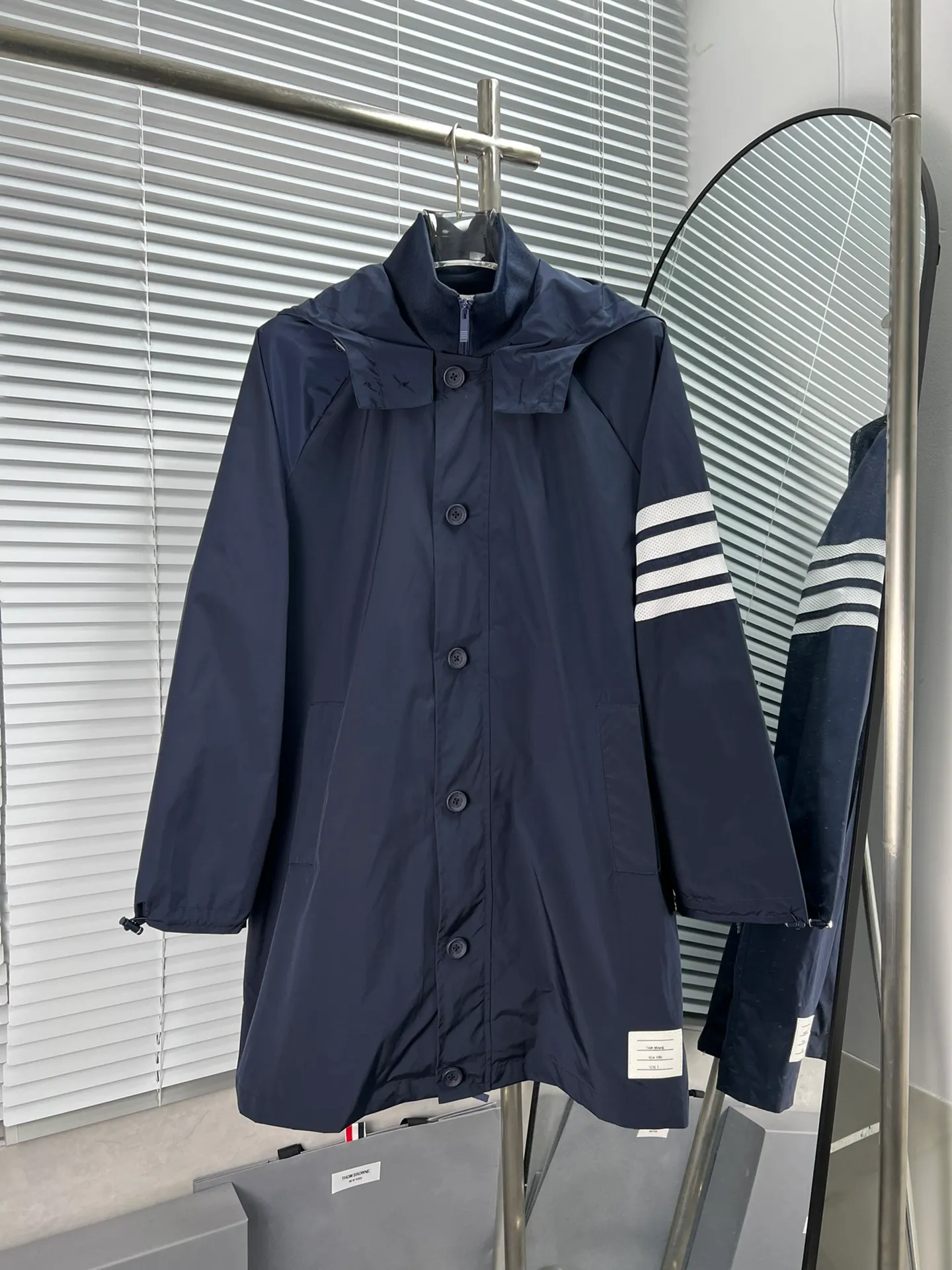 THOM BROWNE🇳🇱 ，Classic ， 。 TB ， White ， ， 。 ：Navy Blue、 Green Sizes：1-4
